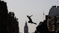 Olahraga yang mengundang bahaya ini sekilas aksinya menyerupai spiderman. Foto: Ryan Pierse