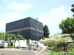 Cerita di Balik Masjid Mirip Kakbah di Subang