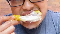 Makan ayam goreng lewat IG TV, Gustaf tampilkan keahliannya makan banyak dalam waktu singkat nih. Foto: Instagram @gustafode