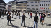 Polisi Jerman menerapkan aturan social distancing terhadap ribuan demonstran yang berunjuk rasa. AP Photo/Michael Sohn.