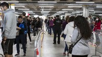 Antrean warga di Toko IKEA di Spreitenbach, Swis 11 Mei lalu. Swiss juga telah mengambil kebijakan melonggarkan lockdown. Foto: AP/Alexandra Wey