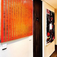 Reaksi netizen pun beragam melihat interior rumah G-Dragon. Ada yang memuji dia puya nilai estetika tinggi, tapi ada pula yang menilai rumahnya terlihat ruwet dan berantakan karena terlalu banyak elemen dalam satu ruangan. Foto: Instagram/@xxxibgdrgn