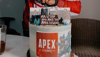 Kalau ini kejutan kue spesial dari sang istri khusus untuk Gustaf. Nuansa kue dengan hiasan Apex Legends ini membuat Gustaf tersenyum bahagia. Foto: Instagram @gustafode