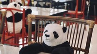 Meski di Tahiland telah banyak tempat yang sudah mulai dibuka, namun masih ada kekhawatiran untuk selalu tetap menjaga jarak sosial antara orang-orang.