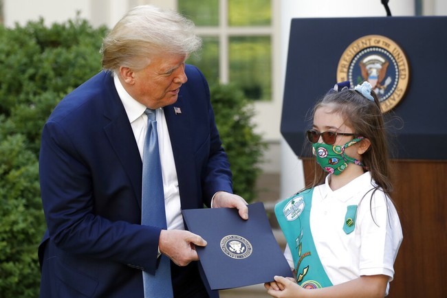 Seperti Melania, Donald Trump juga memilih tak memakai masker. Pada kesempatan tersebut, Donald Trump sempat melakukan sesi foto dengan para tamu yang hampir semuanya bermasker. Dikabarkan Daily Mail, Trump berfoto tanpa mengindahkan anjuran physical distancing. (Foto: AP/Alex Brandon)