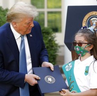 Seperti Melania, Donald Trump juga memilih tak memakai masker. Pada kesempatan tersebut, Donald Trump sempat melakukan sesi foto dengan para tamu yang hampir semuanya bermasker. Dikabarkan Daily Mail, Trump berfoto tanpa mengindahkan anjuran physical distancing. (Foto: AP/Alex Brandon)