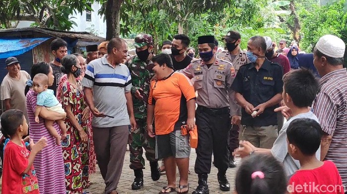 Warga ramai beri dukungan ke RZ bocah penjual jalangkote korban bully di Pangkep, Sulsel.