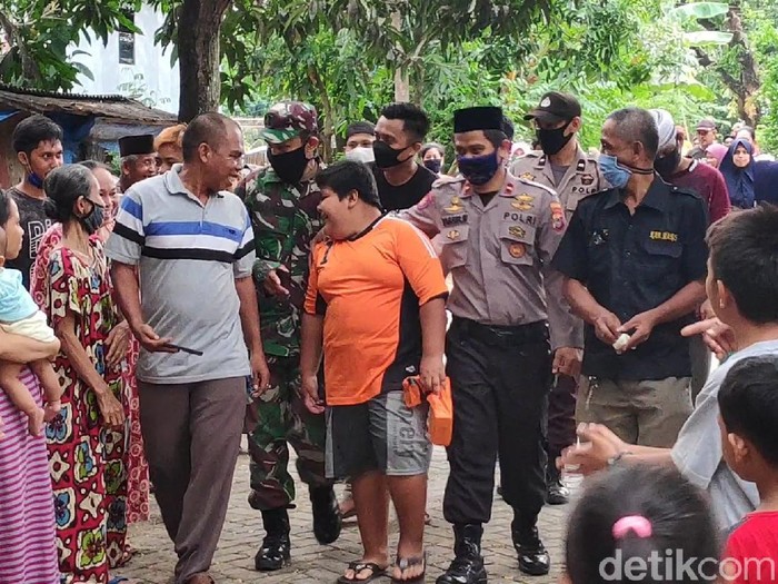 Warga ramai beri dukungan ke RZ bocah penjual jalangkote korban bully di Pangkep, Sulsel.