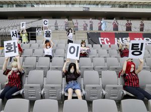 Penonton Bola di Stadion: Kardus, Boneka Seks, Teddy Bear