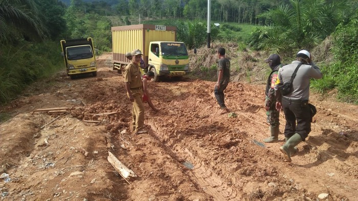 Jalan Penghubung Riau-Sumbar rusak parah (dok Dinas PU Pemkab Rohul)