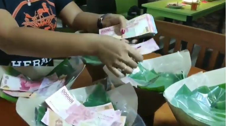 Heboh Donasi Nasi Bungkus Isi Uang Rp 1 Juta, Wanita Ini Juga Bagikan Beras 'Bahagia'