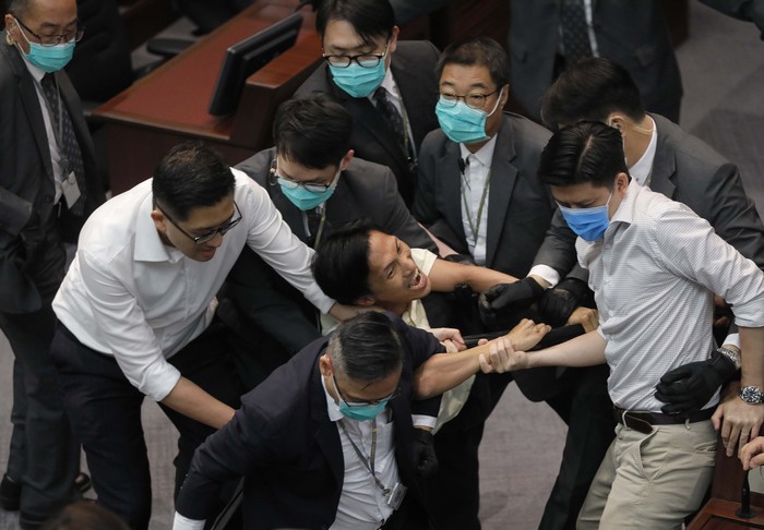 Keributan Pecah di Parlemen Hong Kong Keributan pecah di Parlemen Hong Kong. Anggota parlemen pro-demokrasi dan pro-Beijing terlibat pertengkaran terkait jabatan komite penting.