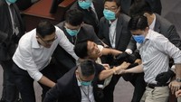 Anggota parlemen pro-demokrasi dan pro-Beijing terlibat dalam pertengkaran di badan legislatif Hong Kong, Senin (18/5).