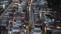 Sejak pagi tadi, kemacetan di jalan tol yang mengarah ke Ibu Kota sudah dipenuhi oleh ratusan kendaraan yang mengantre di tol dalam kota menuju Jakarta.