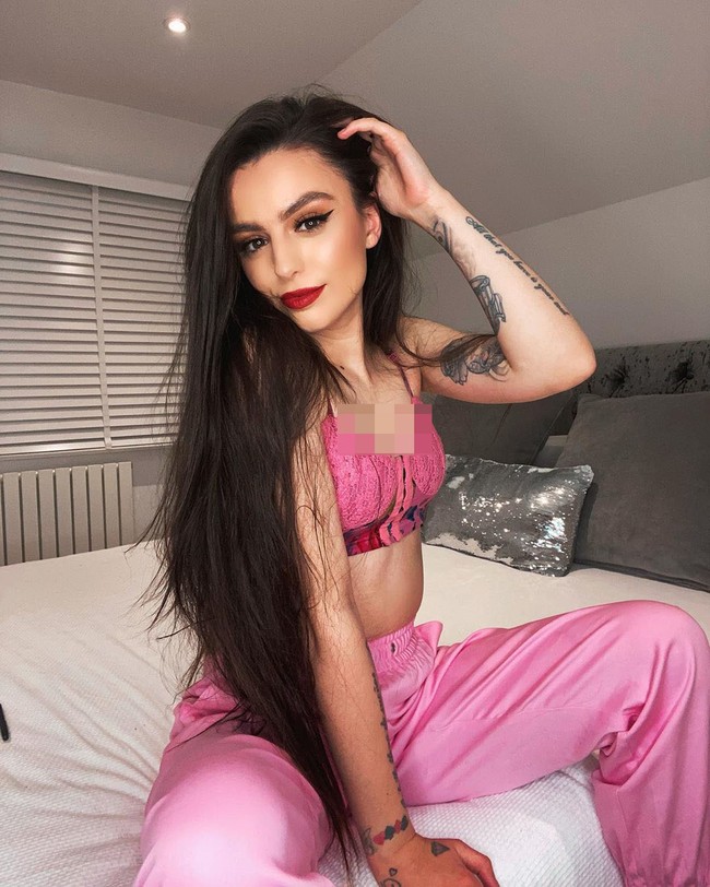 Aneh, tapi aku merasa lebih percaya diri dengan tubuhku sekarang setelah memiliki anak dibanding sebelumnya. Itu aneh, karena sebelum hamil aku kurus, aku tidak punya stretch marks dan tidak benjolan di sana-sini, ucapnya, seperti dikutip The Sun.  Foto: Instagram