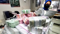 Seorang Petugas Teller PT Bank Tabungan Negara (Persero) Tbk. menghitung uang kertas di salah satu Kantor Cabang Bank BTN Jakarta Harmoni, di Jakarta, Senin (18/5). Foto: dok. Bank BTN