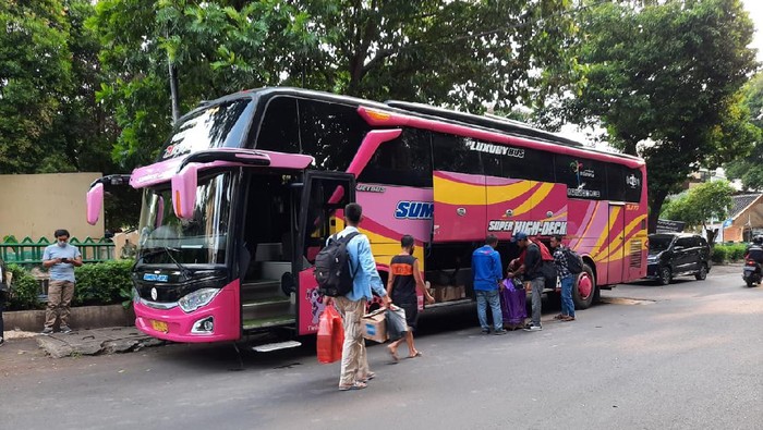 Bus di Pasar Minggu hendak bawa calon pemudik ke Tegal, Jawa Tengah