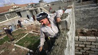 Tahun 2013, ISIS menyerang tiga kawasan Kurdi di Suriah utara yang berbatasan dengan daerah kekuasaan Kurdi. Hingga tahun 2014 serangan ini dilawan oleh Peoples Protection Units (YPG), sayap militer dari Kurdish Democratic Union Party (PYD) yang berkedudukan di Suriah. Chris Hondros/Getty Images.