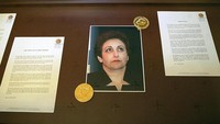 Ebadi selalu menganggap bahwa agama tidak pernah mengikat wanita, namun interpretasi dari budaya patriarkilah yang selama ini membelenggu perempuan muslim. Tentu pandangan ini sangat bertentangan dengan rezim Khomeini yang ingin menerapkan hukum Islam absolut dalam kehidupan bernegara. Ebadi memperoleh Hadiah Nobel Perdamaian pada 10 Oktober 2003, atas usahanya dalam memperjuangkan demokrasi dan hak asasi manusia, terutama untuk hak perempuan dan anak-anak. Panitia acara itu memujinya sebagai seorang yang “pemberani yang tidak pernah mengindahkan ancaman atas keselamatannya sendiri. Odd Andersen/AFP via Getty Images