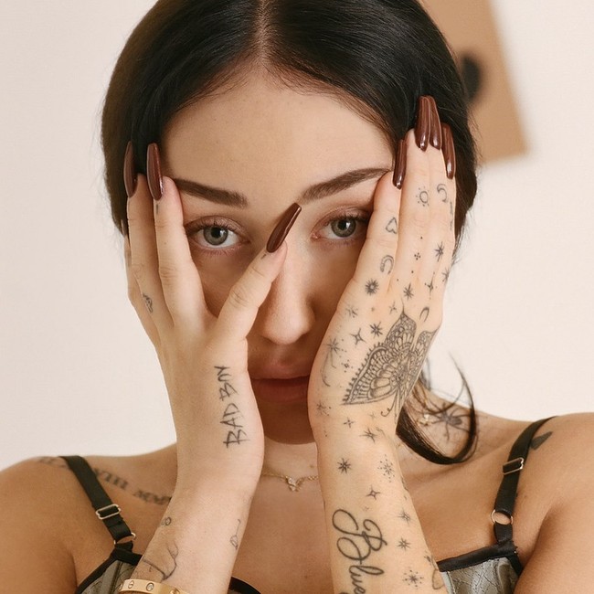Mengikuti jejak ayah dan kakak-kakaknya, Noah Cyrus juga terjun ke industri musik. Beberapa waktu lalu ia pun bercerita mengenai lagunya Young and Sad. Tak disangka, lagu itu berkisah tentang dirinya yang merasa tidak dipedulikan karena jadi adik Miley Cyrus. Foto: Instagram @noahcyrus