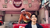 Tak hanya mendapatkan kiriman food truck kopi, Seungheon juga mendapatkan kiriman food truck berupa hot dog. Ia pun menyempatkan berfoto bersama koki food truck tersebut. Foto: Instagram @songseungheon1005