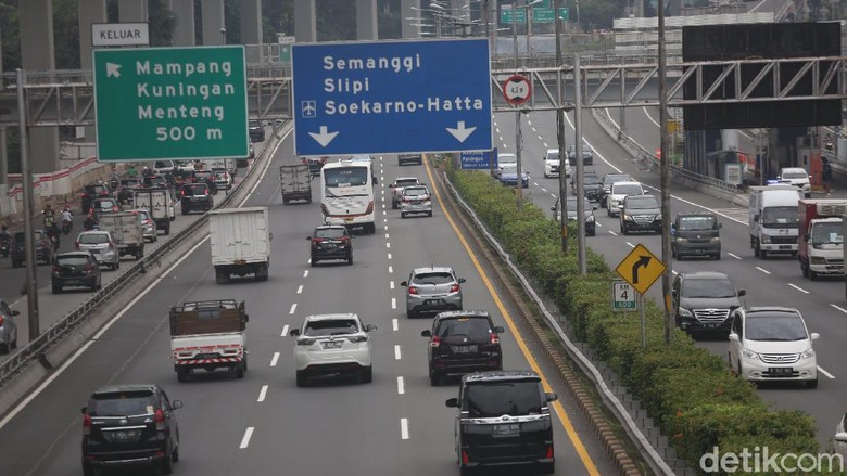 Tol Dalam Kota Ramai Lancar Kendaraan melintasi tol dalam kota di Jalan Gatot Subroto, Jakarta, Selasa (19/5/2020). Suasana hari ini tampak ramai lancar.