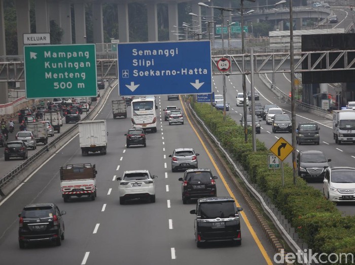 Kendaraan melintasi tol dalam kota di Jalan Gatot Subroto, Jakarta, Selasa (19/5/2020). Suasana hari ini tampak ramai lancar.