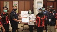 Ketua Gugus Tugas Nasional Task Force Kemanusiaan COVID-19 Majelis Pimpinan Nasional (MPN) Pemuda Pancasila Arif Rahman memberikan donasi Alat Perlengkapan Diri (APD) untuk tenaga medis kepada Direktur Medik dan Keperawatan Rumah Sakit Umum Pusat (RSUP) Fatmawati Dr Loli J. Simanjuntak di RSUP Fatmawati, Jakarta, Selasa (19/5). 