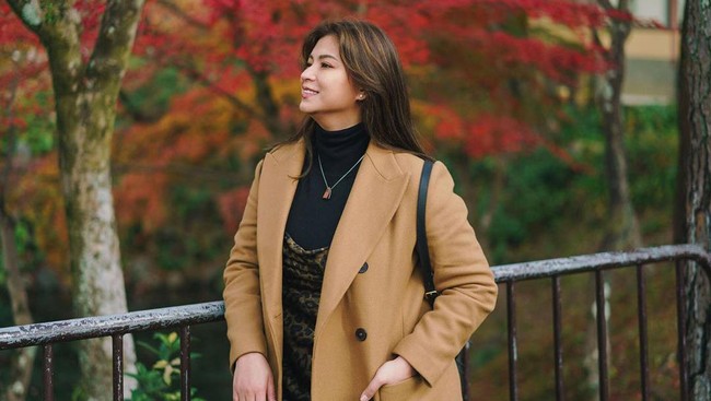 Angel sempat vakum dari dunia hiburan karena alasan pendidikan. Pada 2007, ia hijrah ke London, Inggris, untuk mengikuti kursus singkat desain fashion di Central Saint Martins College of Art and Design.  (Foto: Instagram/@therealangellocsin)