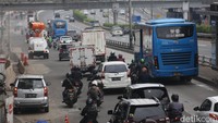 Kendaraan melintasi tol dalam kota di Jalan Gatot Subroto, Jakarta, Selasa (19/5/2020). Suasana hari ini tampak ramai lancar.