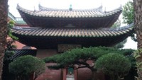 Melihat dari bentuk bangunannya, Masjid Huaisheng mengadopsi gaya arsitektur tradisional China yang dipadukan dengan gaya arsitektur Arab. Hal itu dapat terlihat dari penggunaan bebatuan untuk menutupi halaman balai utama yang diketahui berasal dari Dinasti Ming. Sementara itu, kaligrafi Arab menghiasi dinding-dinding dan pilar yang berada di masjid tersebut. Istimewa/Dok. www.chinahighlights.com.