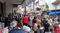 Sebenarnya, Pemda memonitor adanya kerumunan warga yang disebut-sebut setiap hari terjadi itu. Hal tersebut dibuktikan dengan adanya puluhan anggota Satpol PP yang berjaga di lokasi. Namun, terlihat mereka tak bisa berkutik. Petugas hanya berjaga dan sesekali memberikan imbauan.