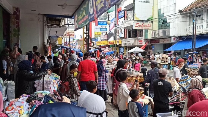 Ribuan orang tumpah ke pusat perkotaan Garut. Seolah tak peduli pandemi, mereka berbondong-bondong berburu baju dan perlengkapan lebaran.