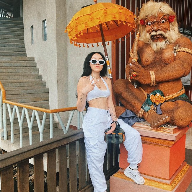 Wanita yang dulu sering tampil di film dan dokumenter bersama kakaknya itu pun pernah menjadi penampilan pembuka konser Katy Perry. Foto: Instagram @noahcyrus