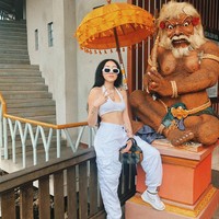 Wanita yang dulu sering tampil di film dan dokumenter bersama kakaknya itu pun pernah menjadi penampilan pembuka konser Katy Perry. Foto: Instagram @noahcyrus