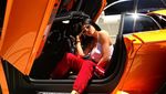 Foto di SIM Saja Cantik, Ini Gaya Kylie Jenner dengan Mobil Mewahnya