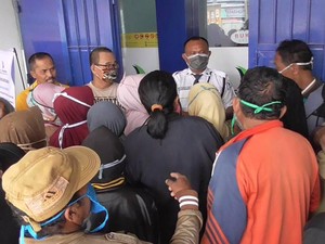 Cek THR, Warga Padati Halaman Kantor Bank di Polewali Mandar