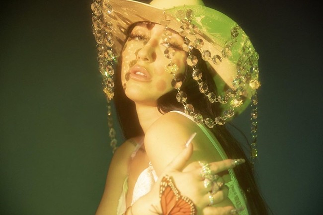 Aku sangat tidak tahan waktu itu. Dan itulah mengapa aku menulis, Saudariku seperti matahari/ Selalu membawa cahaya baik ke mana pun dia pergi/ Dan aku lahir di awan kelabu/ Terberkati dalam bayangannya, Foto: Instagram @noahcyrus