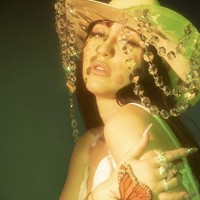 Aku sangat tidak tahan waktu itu. Dan itulah mengapa aku menulis, Saudariku seperti matahari/ Selalu membawa cahaya baik ke mana pun dia pergi/ Dan aku lahir di awan kelabu/ Terberkati dalam bayangannya, Foto: Instagram @noahcyrus