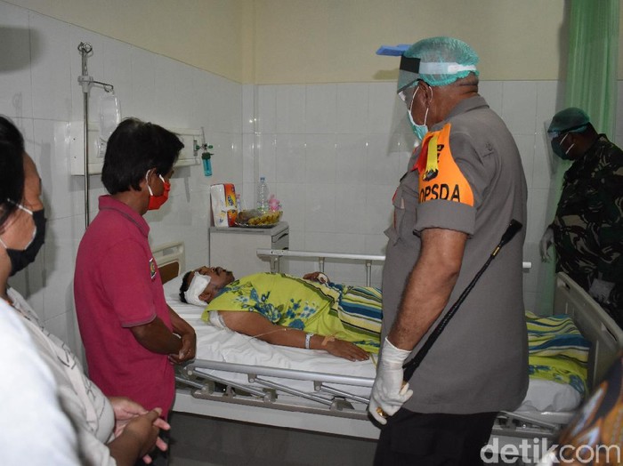 Kapolda Papua Irjen Paulus Waterpauw menjenguk polisi yang diduga diserang KKB di pospol.