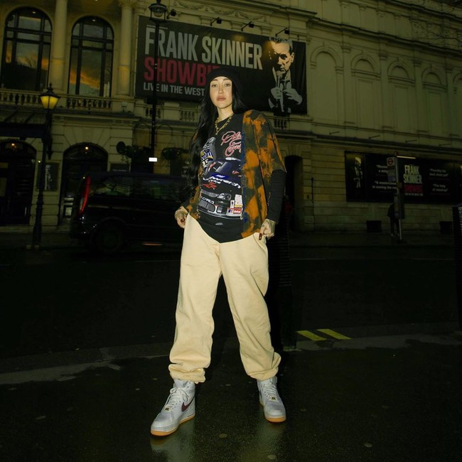 Karena kakak yang terkenal dan dianggapnya sempurna, Noah bahkan sering merasa tidak bernapas dengan baik. Melalui lagu itu, wanita 20 tahun tersebut ingin meluapkan kesulitan yang mungkin tidak akan dibicarakannya lagi di masa depan. Foto: Instagram @noahcyrus