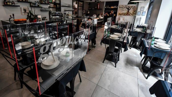 Penggunaan sekat kaca di restoran