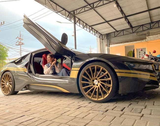 “Akhirnya bisnis bareng sama mas Tom dan alhasil bisa sesukses ini. Tantangan sangat luar biasa, alhamdulilah sekarang sudah bisa dibilang sukses,” imbuhnya. Foto: Instagram @deltahesti