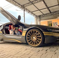 “Akhirnya bisnis bareng sama mas Tom dan alhasil bisa sesukses ini. Tantangan sangat luar biasa, alhamdulilah sekarang sudah bisa dibilang sukses,” imbuhnya. Foto: Instagram @deltahesti