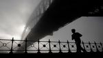 Pesona Sydney Harbour Bridge Berselimut Kabut Tebal