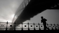 Kabut juga tak menyurutkan semangat warga untuk berolahraga. Jembatan Sydney Harbour adalah jalur utama untuk menyeberangi Pelabuhan Sydney yang menghubungkan distrik pusat bisnis Sydney dengan wilayah utara Sydney.