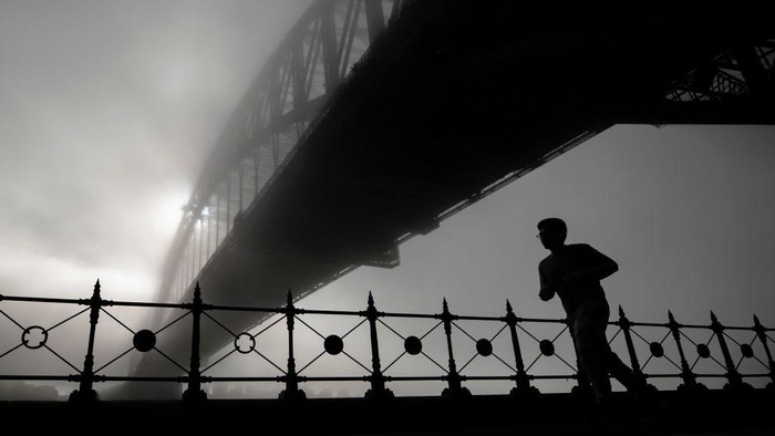 Kabut tebal menyelimuti kota Sydney, Selasa (19/5/2020) pagi. Bahkan Sydney Harbour Bridge juga sempat 'tertelan' kabut tebal tersebut.