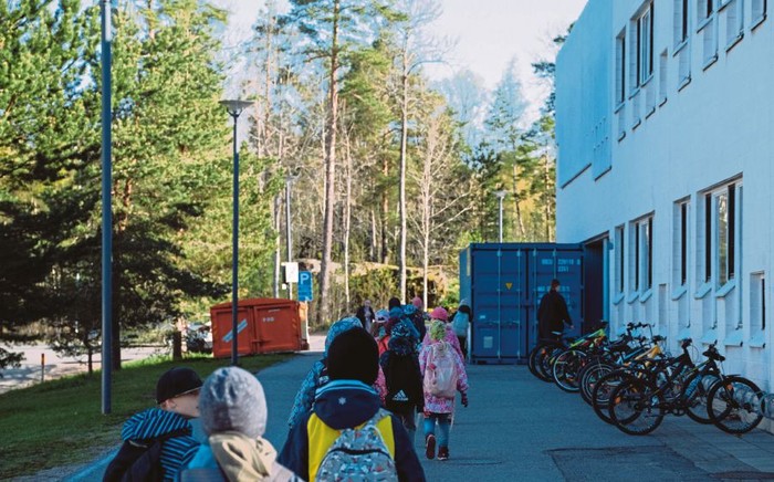 Sekolah di Espoo, Finlandia dibuka kembali dengan menerapkan social distancing (Photo by Alessandro RAMPAZZO / AFP)