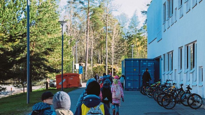 Sekolah di Espoo, Finlandia dibuka kembali dengan menerapkan social distancing (Photo by Alessandro RAMPAZZO / AFP)