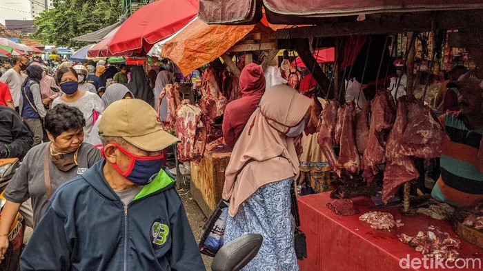 Aktifitas pasar sembako dan sayur mayur di Pasar Kebayoran Lama terpantau ramai oleh para pedagang dan pengunjung, di Jakarta Selata , Selasa (19/5/2020).